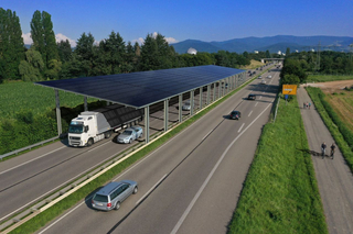 Autobahnseite ist überdacht, oben Solar