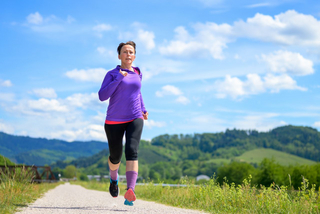 Joggerin in weiter Natur