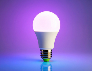 LED-Birne vor lila Hintergrund